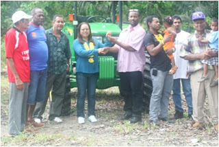 Minister of Amerindian Affairs Pauline Sukhai hands over the keys to the tractor to Mr Lindee, Toshao of Kimbia